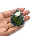 Pendentif goutte d'eau avec base en pierre noire, accents de mousse et bélière - Micro Paysage d'Amas d'Améthyste (1#)