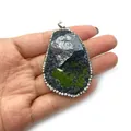 Pendentif en résine de pierre naturelle avec paysage minéral argenté et cristaux - Micro Paysage de Minéral à Texture Métallique (2#)