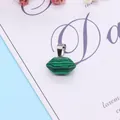 Μενταγιόν εξαγωνικό πρίσμα μαλαχίτη 12x17mm με ασημένιο κούμπωμα σε κομψό μπλε φόντο - Μαλαχίτης