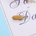 Natuurlijke zeshoekige opalen hanger met zilveren sluiting op decoratieve achtergrond - Topaas