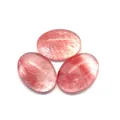 Drei ovale polierte rosa Erdbeerquarz Edelsteine auf schlichtem weißem Grund - 10x14mm / Wassermelonen Quarz