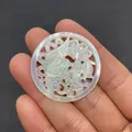 Pendentif rond évidé en nacre avec motif d'oiseau sculpté et reflets naturels nacrés - No.3 Style de Motif Phénix Rond (35mm)