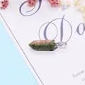 Φυσικό μενταγιόν Unakite σε σχήμα εξαγωνικής στήλης με γυαλιστερό ασημένιο κούμπωμα - Ουνακίτης