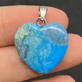 Blauwe natuurstenen hartvormige hanger met zilveren oogje, maatreferentie op de vingers - Blauwe Steen met Textuur (Nr. 6)