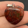 Gepolijste hartvormige rode jaspis natuursteen hanger met zilveren sluiting 20mm - Red Green Granite