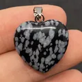 20mm hartvormige sneeuwvlok obsidiaan hanger met een zilverkleurige metalen knijpsluiting - Sneeuwvlokobsidiaan