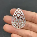 Pendentif en nacre blanche en forme de goutte avec sculpture florale ajourée complexe - No.12 Style de Plante Symétrique en Goutte d'eau (25x35mm)