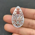 Pendentif goutte en nacre naturelle avec ciselures ajourées complexes et reflets blancs - No.14 Style Classique Sculpté en Goutte d'eau (20x35mm)