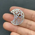Pendentif en nacre irisante en forme de croissant avec gravure florale évidée - No.16 Style Croissant de Lune Ajouré (23x27mm)