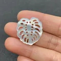 Pendentif feuille de monstera évidée en nacre naturelle avec éclat irisé blanc - No.17 Style de Feuille de Monstera Ajouré (23x25mm)