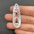 Pendentif ovale ajouré en nacre blanche naturelle avec un éclat iridescent unique - No.18 Style Ovale Long Ajouré (15x45mm)