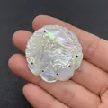 Pendentif en nacre naturelle sculptée avec carpe koi et lotus pour création bijoux - No.19 Style de Relief de Lotus Koi (37mm)