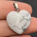 Witte hartvormige hanger van natuursteen met grijze aders en zilveren oogje - Howliet