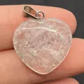 20mm hartvormige hanger van heldere kwarts met zilveren sluiting in de hand - Bergkristal