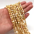 Makro-Detail von tropfenförmigen Seemuschel-Perlen mit cremefarbenem Glanz für Schmuck - 4x7mm (7g) / Naturfarben