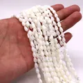 Detailaufnahme von natürlichen Perlmutttropfen-Perlen mit weißem Perlglanz-Finish - 4x7mm (7g) / Weiß