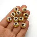 Nahaufnahme von abakusförmigen Muschelperlen mit Mosaikmuster in der Hand für den Größenvergleich - Gelbes Mosaik Silberkern (Stil 1)
