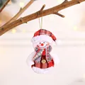 Dettaglio di un pupazzo di neve in peluche decorativo per l'albero di Natale - Pupazzo di Neve in Tessuto a Scacchi