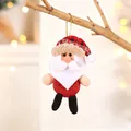 Dettaglio di un pupazzo di Babbo Natale appeso a un ramo con luci sfocate - Babbo Natale in Lino