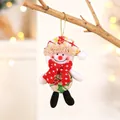 Primo piano di un pupazzo di neve di peluche su un ramo con luci bokeh festive sullo sfondo - Pupazzo di Neve in Lino