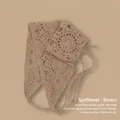 Détail du bandana au crochet marron avec motif tournesol et liens en dentelle - Taille unique / Tournesol - Marron