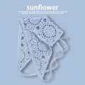 Détail du bandana crochet bleu avec motifs de tournesol et attaches tressées - Taille unique / Tournesol - Bleu