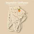 Détail d'un bandeau en crochet avec motif floral ajouré et décoration de carotte - Taille unique / Tournesol - Carotte