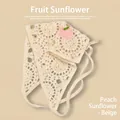 Détail d'un bandana au crochet crème avec un joli écusson brodé de pêche rose en 3D - Taille unique / Tournesol - Pêche