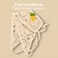Détail d'un bandana triangle beige au crochet avec broderie ananas jaune pour l'été - Taille unique / Tournesol - Ananas