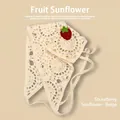 Détail du bandana au crochet crème avec appliques de fraises rouges et motifs ajourés - Taille unique / Tournesol - Fraise