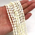 Makroansicht weißer reisförmiger Muschelperlen mit natürlichem Perlmuttglanz für Schmuck - 3x5mm / Weiße Muschel