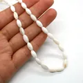 Natürliche weiße Muschelperlen in Reisform mit Irisieren für DIY-Schmuckherstellung - Rocailles-Perlen