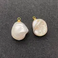 Ciondolo in perla barocca irregolare con occhiello dorato in bianco naturale lucido - Bianco