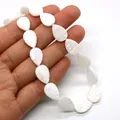 Weiße blattförmige Perlmutt-Muschelperlen am Strang für DIY-Schmuckherstellung - Blattform