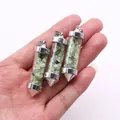 Drie kogelvormige glazen hangers gevuld met groene natuursteen en zilveren Love-doppen - 15x50mm / Prehniet