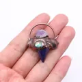 Vista macro detallada del colgante artesanal de lapislázuli y concha de abulón - Lapislázuli