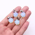 Mini-Apfelanhänger aus Opalstein mit Silberverschlüssen, zur Größendarstellung in der Hand - Opal