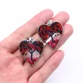 Primer plano de colgantes corazón árbol de la vida con fragmentos de piedras naturales - Estilo 1