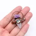 Detalle de colgante bohemio de cobre con amatista, nácar y cristal blanco natural - Cristal de roca
