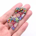 Detalle macro del colgante de corazón Árbol de la Vida con cuentas de colores y metal - Estilo 6