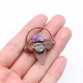 Detalle de un colgante bohemio con amatista, concha de abulón y punta de cristal rosa - Cuarzo rosa