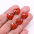 Macro de cinco cuentas de piedra natural roja talladas en corazón para hacer joyería DIY - Piedra Arcoíris