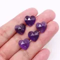 Detalle macro de cinco cuentas de amatista púrpura facetadas en forma de corazón para joyas - Amatista