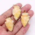 Tres colgantes de flecha de piedra amarilla natural con bordes chapados en oro - Piedra amarilla