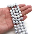 Primer plano de cuentas redondas de howlita blanca con vetas negras para joyería artesanal - Blanco (No.5)