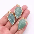 Pendentif flèche en aventurine verte avec bordure dorée et boucle de suspension - Aventurine Verte