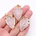 Pendentifs quartz rose en forme de flèche avec bordure dorée pour la création de bijoux - Cristal blanc