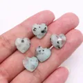 Colgante de corazón facetado en piedra natural con vetas verdes para joyería artesanal - Azurita