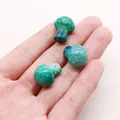 Vista macro di tre perle di agata venata di drago a forma di fungo con fori preforati - Perlina Sciolta a Fungo Lucidata / Verde Drago (N. 7)