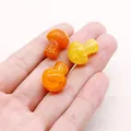 Dettaglio macro di perle in agata venata a forma di fungo con trama a crepe di ghiaccio - Perlina Sciolta a Fungo Lucidata / Giallo Arancio (N. 5)
